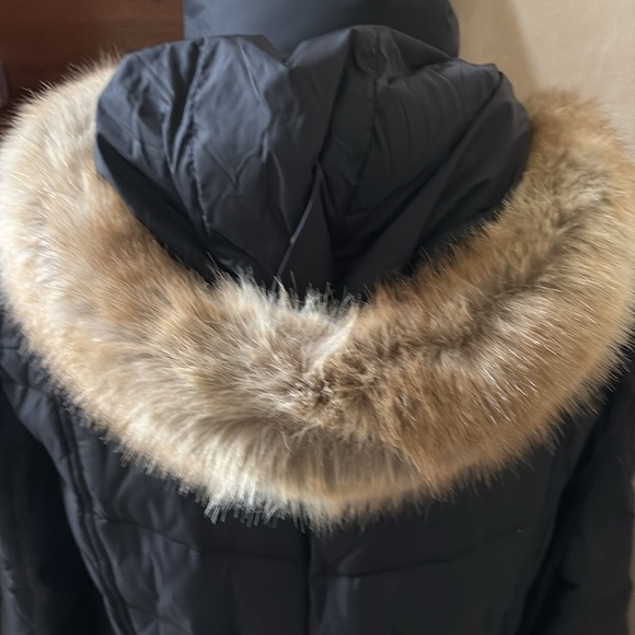 Michael Kors Black Quilted Puffer Coat with Fur Trim. - Picture 6 of 10